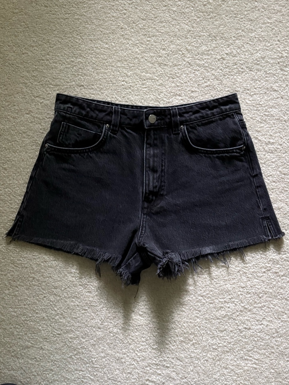 Zara Women’s Distressed Frayed Hem High Rise Jean Shorts. Size 6.